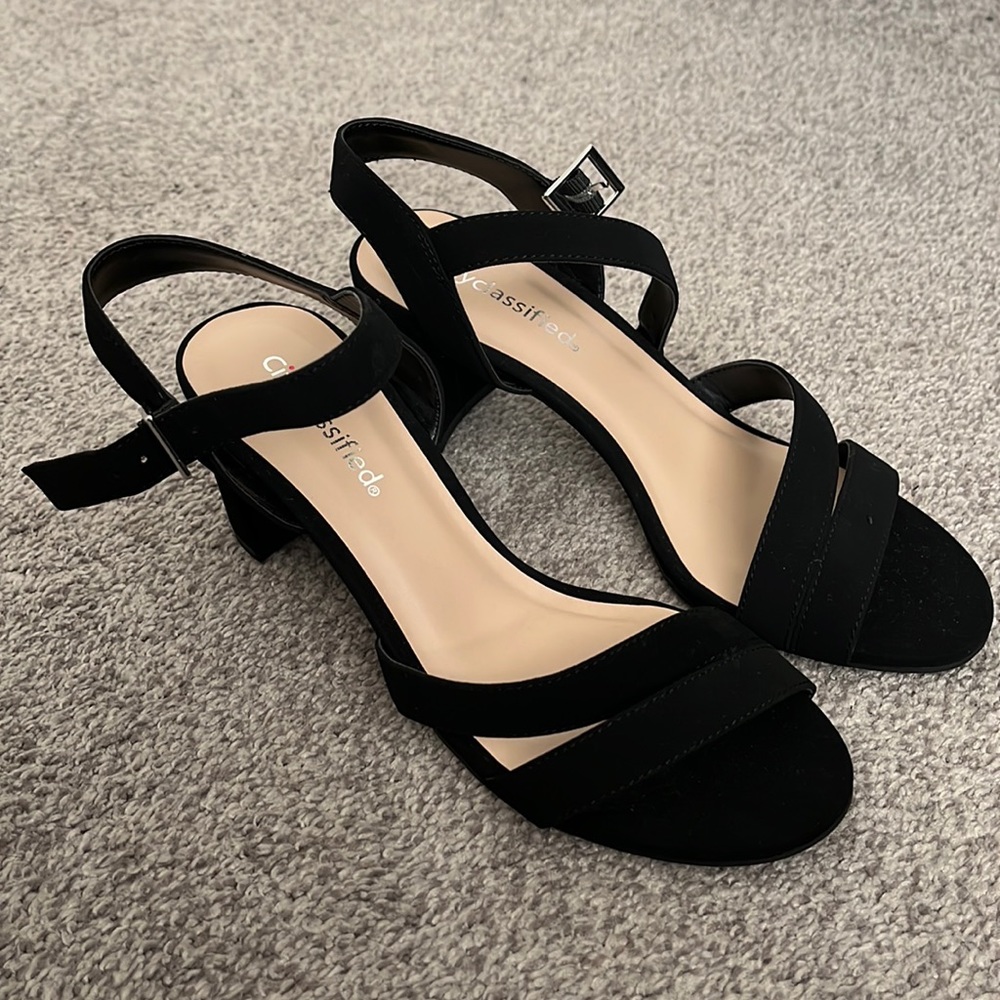 Brand new black strap heels 👠